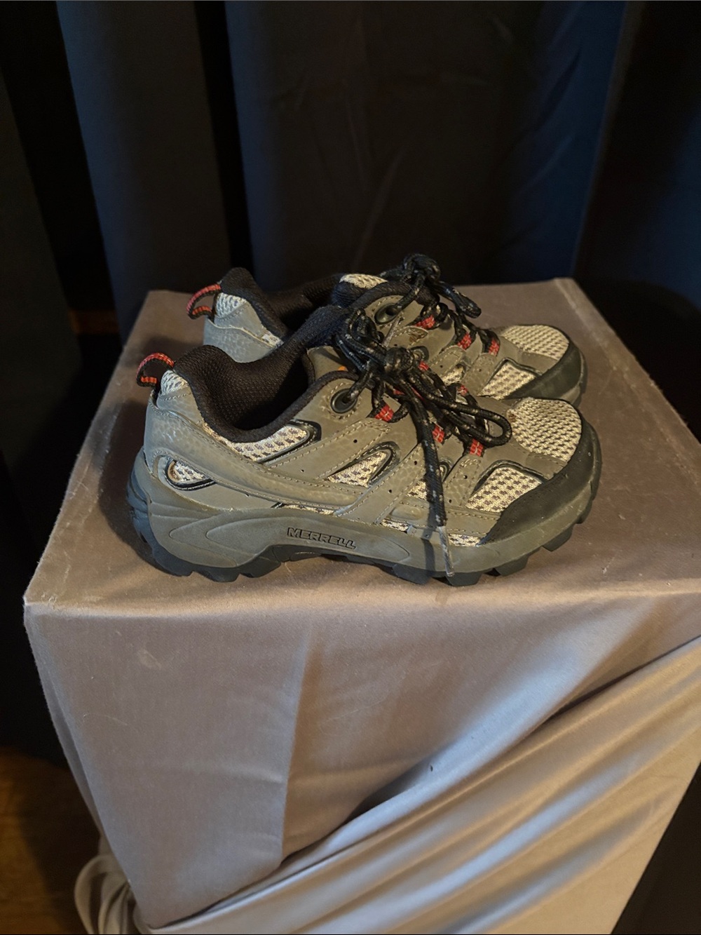 Kids Merrill’s hiking shoes
